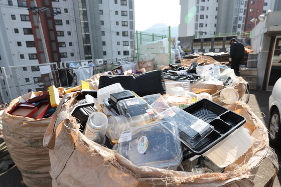 Recyclable garbage piles up outside an apartment complex in Seoul on Feb. 18. [YONHAP] 
