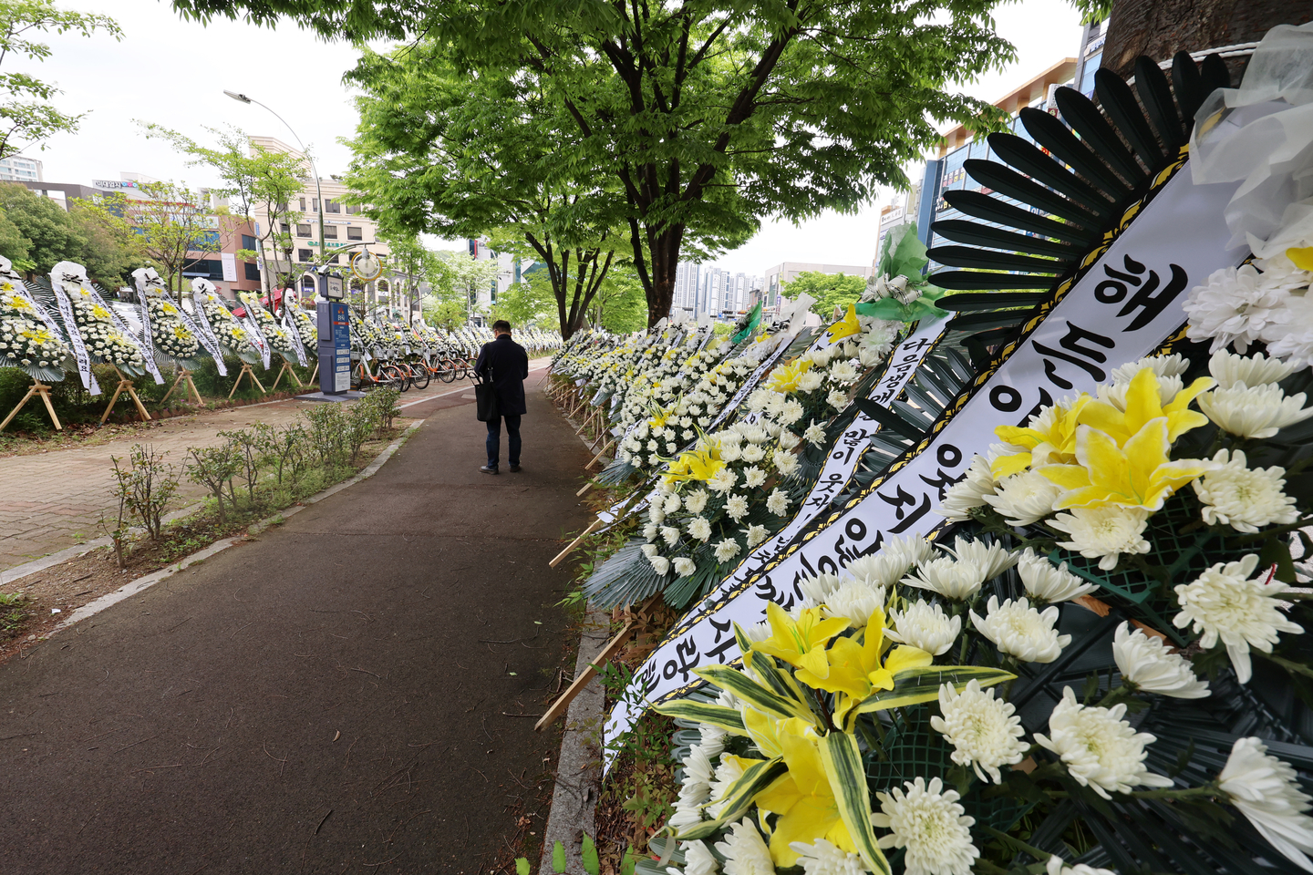 Mourning wreaths are placed in front of the Suncheon branch of the Gwangju District Court in Suncheon, South Jeolla, on April 23 in memory of 4-month-old infant who died after being abused by the mother. [YONHAP] 