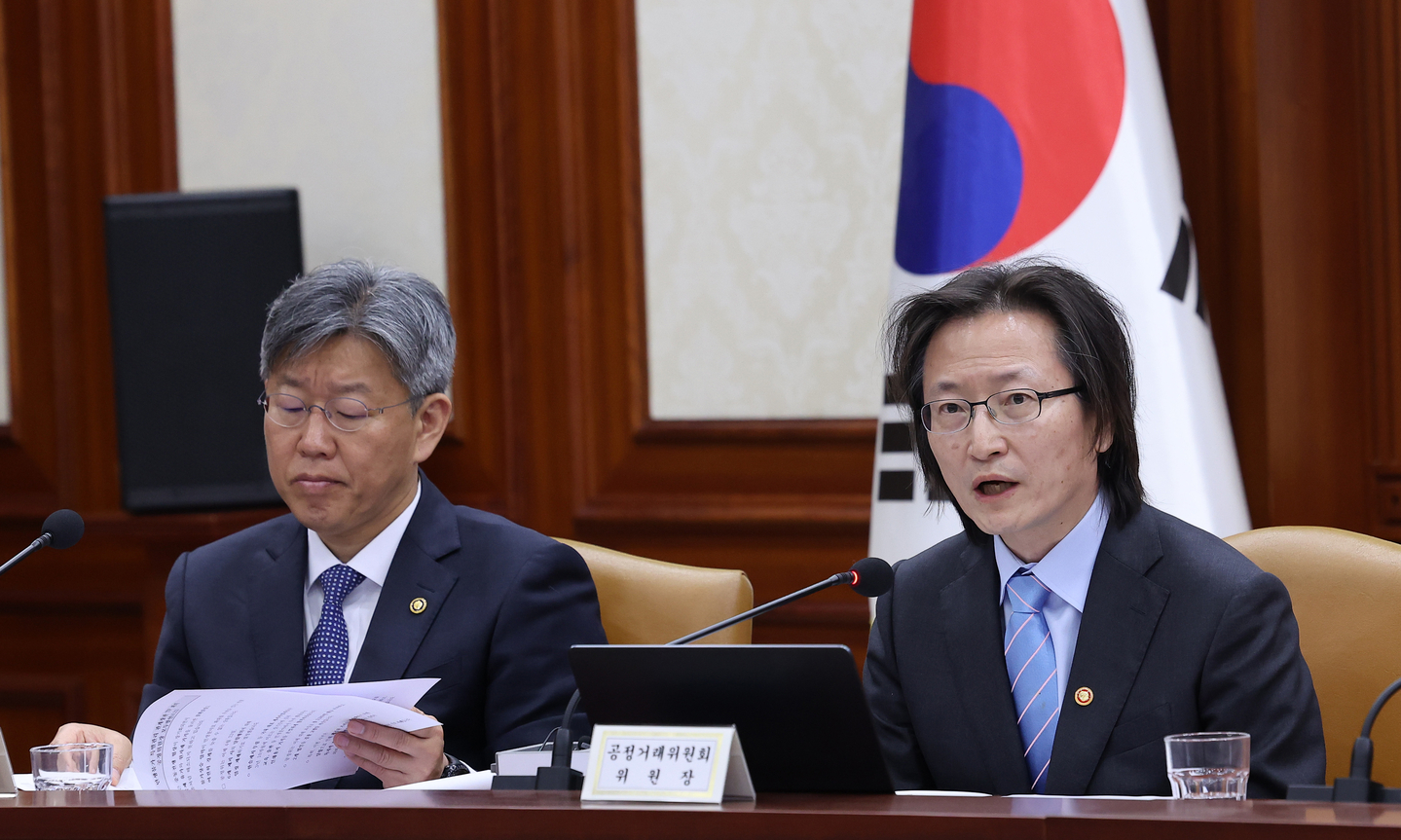 Ju Biung-ghi, the chief of the Fair Trade Commission, right, speaks during a task force meeting of relevant ministers on special management of consumer prices at the government complex in Jongno District, Seoul, on April 23. [NEWS1]
