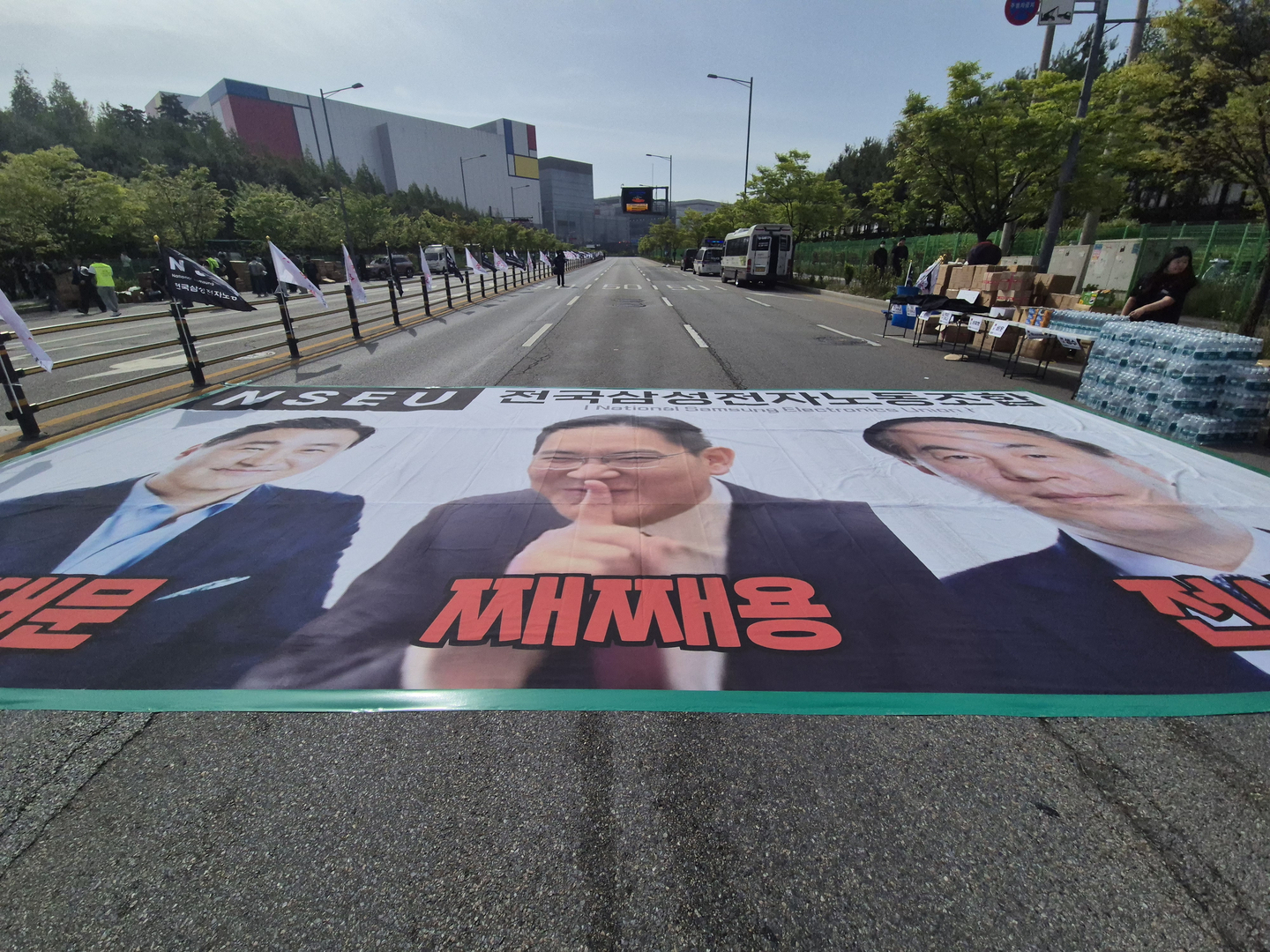 Banners featuring the faces of Samsung Electronics Executive Chairman Lee Jae-yong with mocking nicknames are displayed in Pyeongtaek, Gyeonggi on April 23. [YI WOO-LIM]
