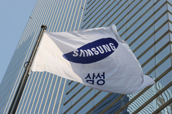 Samsung Electronics' flag in front of the company's Seocho office in southern Seoul [YONHAP]