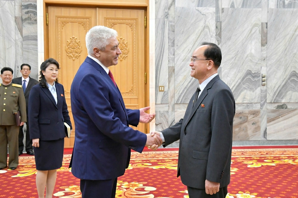 Russian Internal Affairs Minister Vladimir Kolokoltsev, left, shakes hands with Jo Yong-won, the chairman of North Korea's Supreme People's Assembly, on April 23 in this photo released by the North's Rodong Sinmun. [NEWS1] 