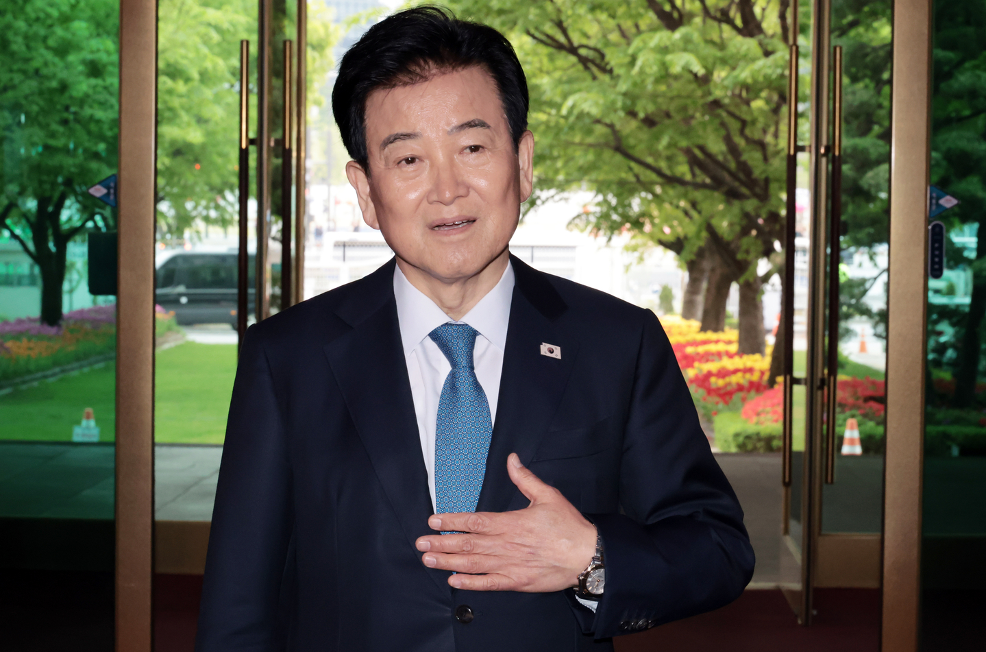 Unification Minister Chung Dong-young delivers a statement clarifying his remarks regarding the location of a nuclear enrichment facility in Kusong, North Korea, at the Government Complex in Jongno District, central Seoul, on April 20. [NEWS1] 