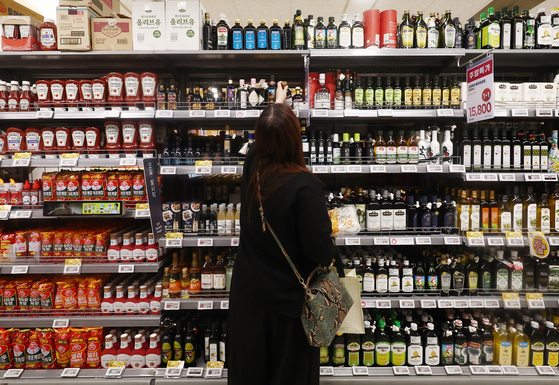 A customer shops at a supermarket in Seoul on April 15. [NEWS1] 