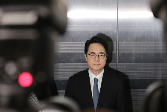 Former Prosecutor General Shim Woo-jung arrives at a special counsel team's office in southern Seoul to undergo questioning as a suspect in this file photo taken Sept. 30, 2025. [YONHAP]