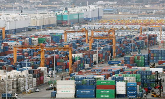 Export-bound containers are shown at the Pyeongtaek port in Gyeonggi on April 23. [NEWS1]
