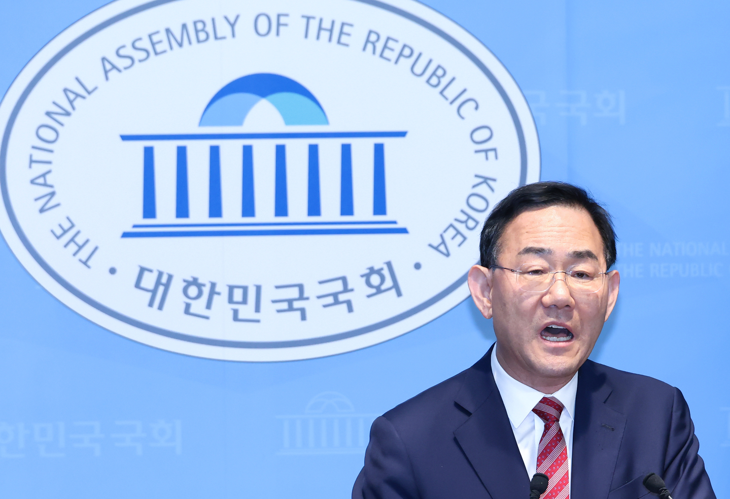 Rep. Joo Ho-young, a six-term lawmaker of the main opposition People Power Party, speaks in the National Assembly briefing room in Yeouido, Yeongdeungpo District, western Seoul, on April 23. [YONHAP]