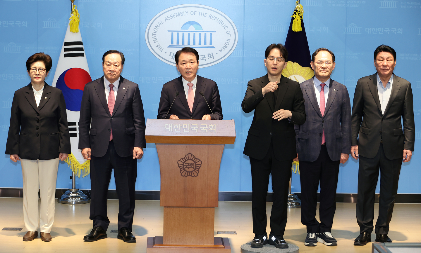 PPP Rep. Seong Il-jong, chairman of the National Assembly’s National Defense Committee, holds a press conference at the National Assembly on April 22 to address the controversy surrounding Unification Minister Chung Dong-young’s disclosure of a nuclear enrichment site in Kusong, North Korea. [YONHAP]