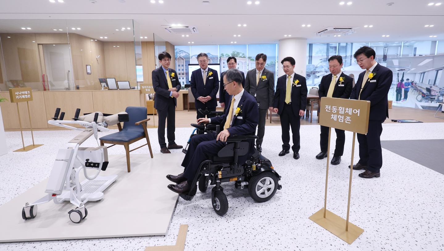 Jung Moon-chul, CEO of KB Life Insurance, tours the Age Tech Lab with participants ahead of the opening ceremony of the KB Golden Life Flagship Center, an “insurance-banking hybrid branch” combining insurance, senior care and banking services, at KB Life Tower in Yeoksam-dong, Gangnam District, Seoul, on Jan. 20. [NEWS1] 