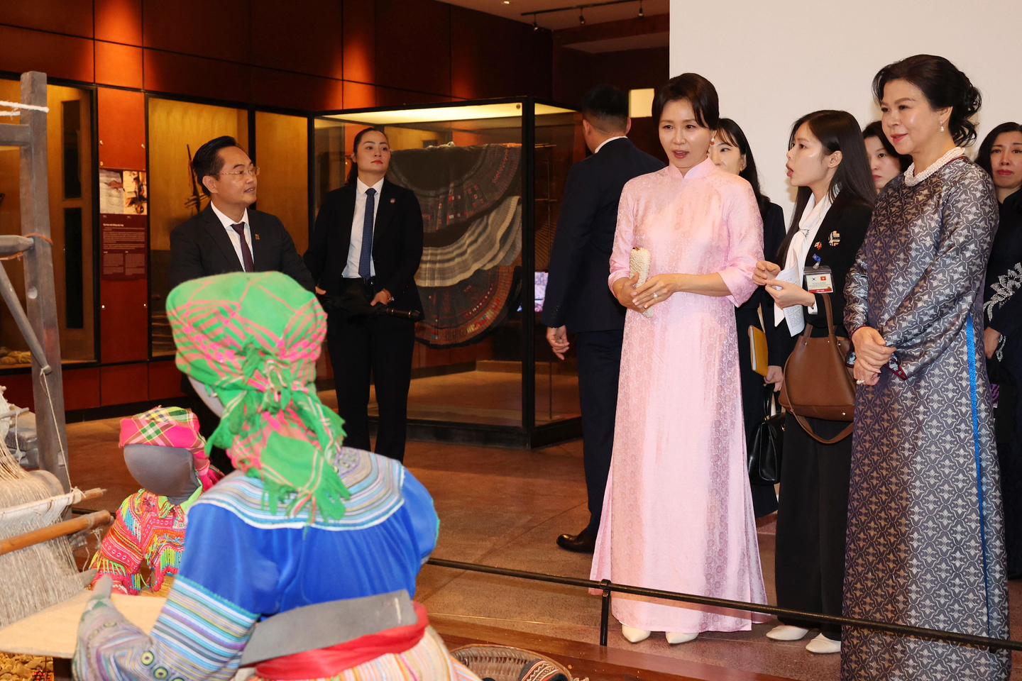 Korean first lady Kim Hea Kyung, left, and Vietnamese first lady Ngo Phuong Ly tour the Vietnam Museum of Ethnology in Hanoi on April 23. Kim is wearing an ao dai, or a traditional Vietnamese dress, gifted by the Vietnamese first lady. [JOINT PRESS CORPS]