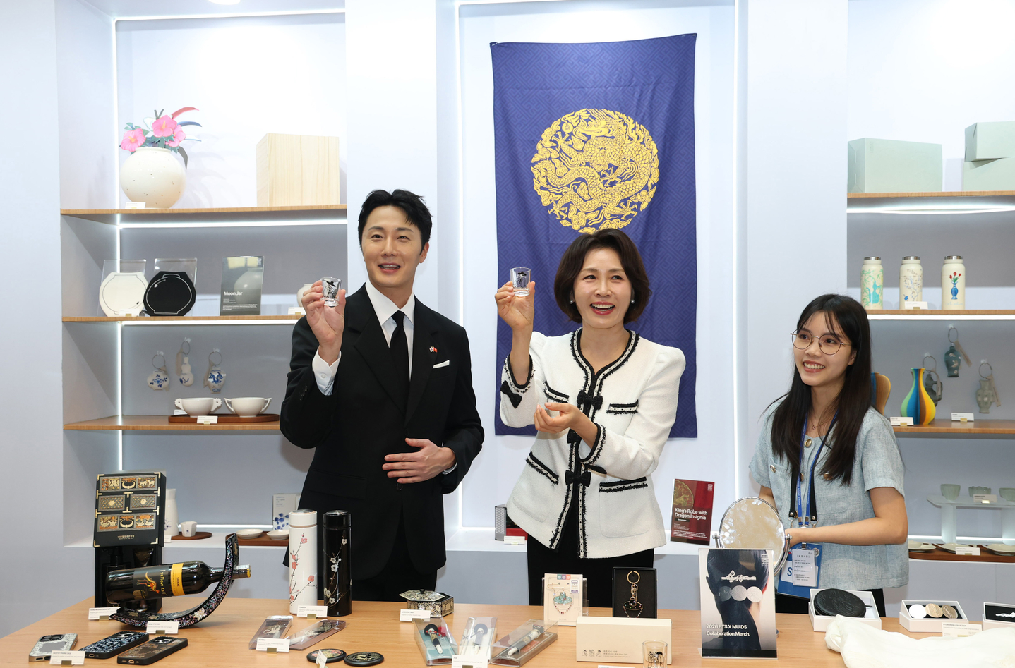 First Lady Kim Hea Kyung, center, holds up shot glass with actor Jung Il-woo, left, at the Korea Culture and Tourism Festival 2026 held at Lotte Mall West Lake in Hanoi on April 23. [JOINT PRESS CORPS]