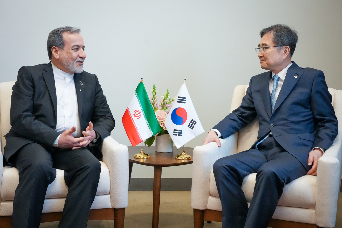 Foreign Minister Cho Hyun, right, talks with Iranian Foreign Minister Abbas Araghchi during the United Nations General Assembly High-level Week in September 2025. 