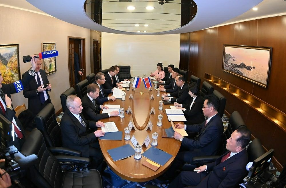 Members of a Russian delegation, left, and their North Korean counterparts hold talks at the Wonsan-Kalma resort on the North's eastern coast on April 22 in this photo released the following day by the Rodong Sinmun, the official newspaper of the North's ruling Workers' Party. [NEWS1]