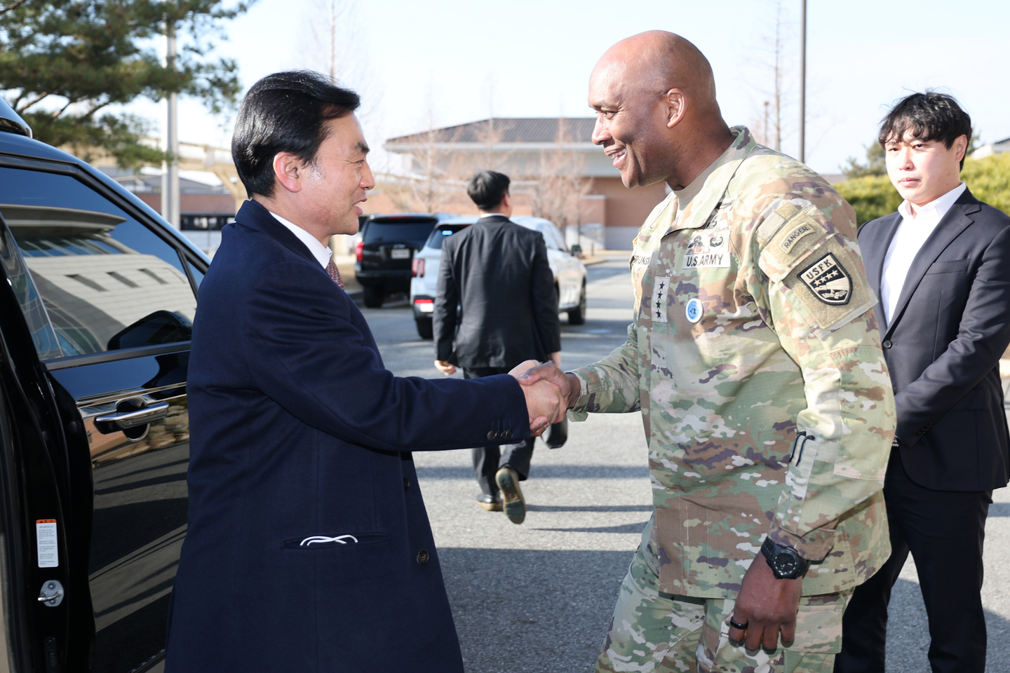 Defense Minister Ahn Gyu-baek, left, and Gen. Xavier Brunson, commander of U.S. Forces Korea, exchange greetings at Camp Humphreys in Pyeongtaek, Gyeonggi, on April 6, prior to a joint review of the bilateral defense posture. [NEWS1]