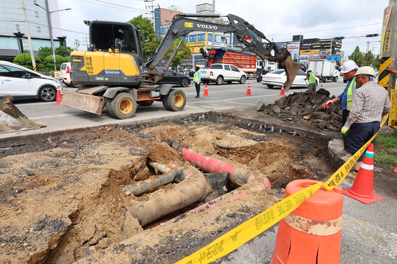 A sinkhole seen in Seo District in Incheon in August 2025. [YONHAP]
