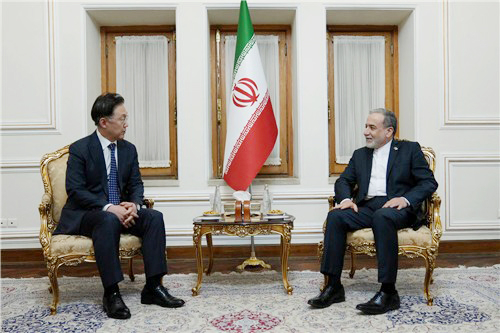 This photo, released by Iran's Foreign Ministry on April 23, shows Korea's special envoy, Chung Byung-ha, left, meeting with Iranian Foreign Minister Abbas Araghchi, in Tehran. [YONHAP]