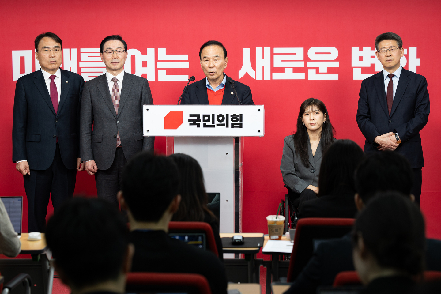 Rep. Park Duk-hyum, chair of the People Power Party’s nomination management committee, announces the primary results at the party’s headquarters in Yeongdeungpo District, western Seoul, on April 17. [NEWS1]