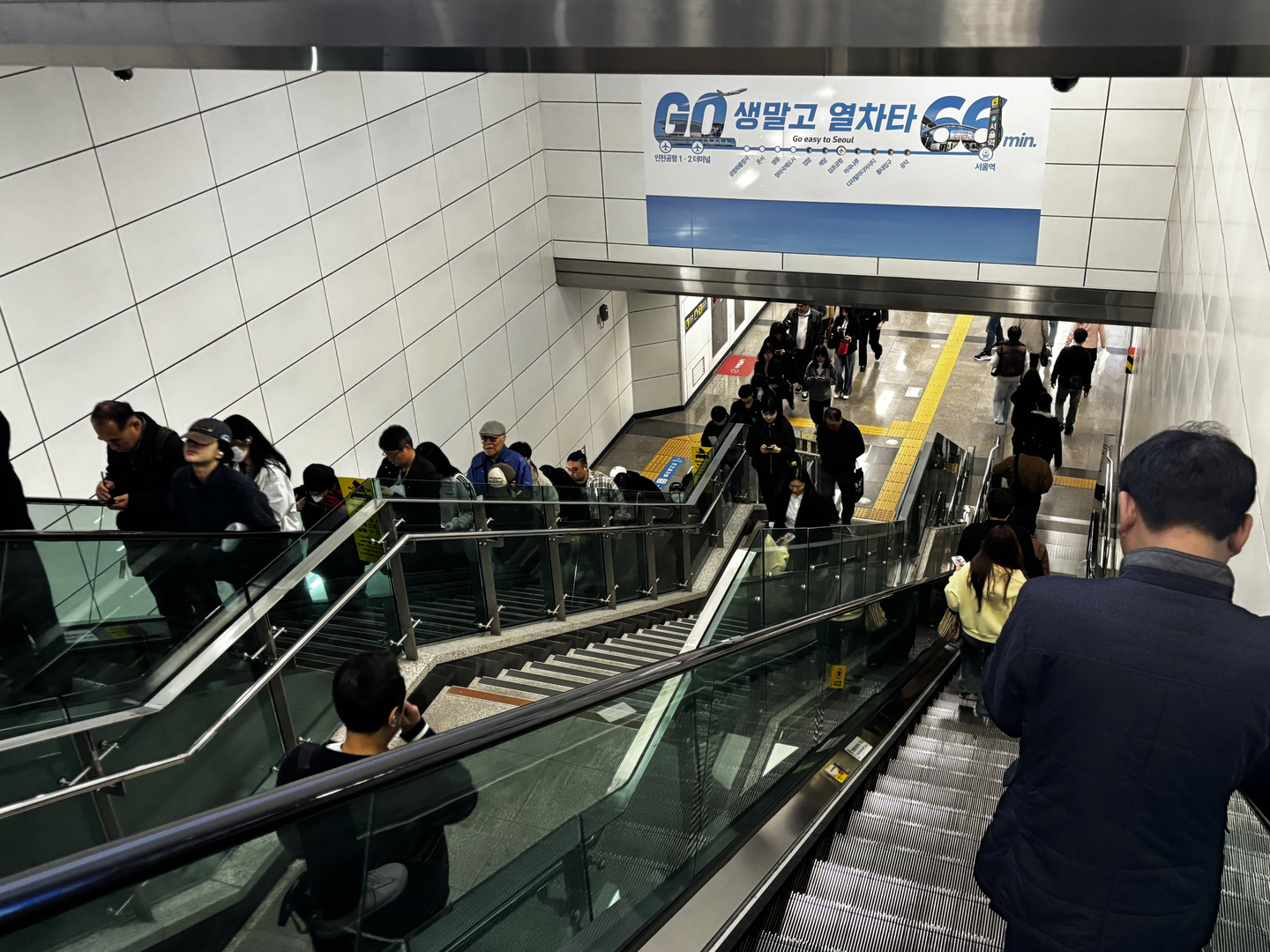 People use escalators at Seoul Station in central Seoul on April 22. [KWAK JOO-YOUNG]