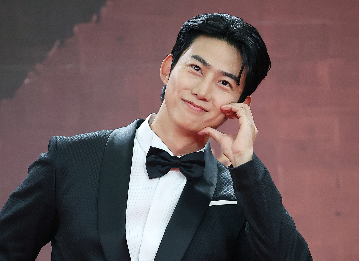 Singer and actor Ok Taec-yeon poses during a red carpet event for the 2025 KBS Drama Awards in Yeongdeungpo District, western Seoul, on Dec. 31, 2025. [NEWS1]