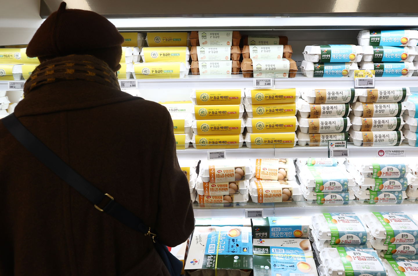 A customer shops for eggs at a supermarket in Seoul. [NEWS1] 