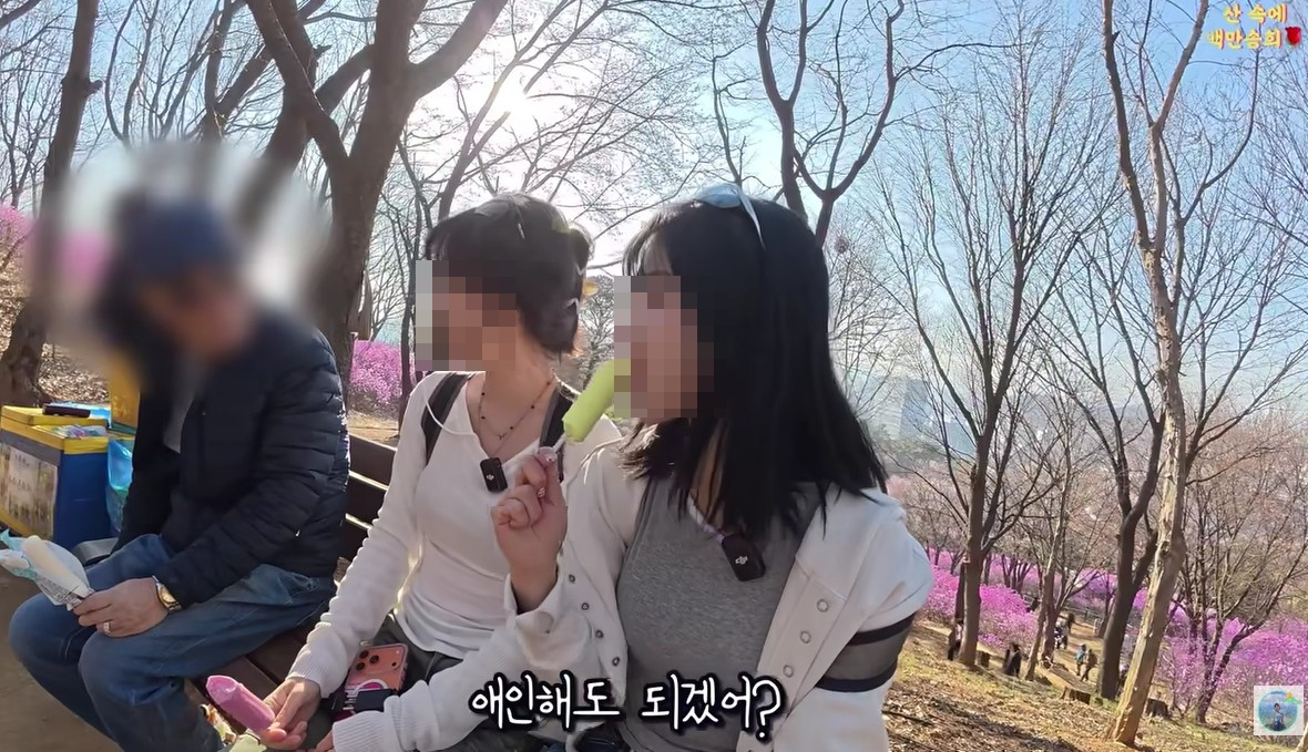 A screencaptured image from a video clip in which an elderly man makes a sexually suggestive remark to women in their thirties while hiking, posted on the YouTube channel “Hee in the Mountains″ [SCREEN CAPTURE]
