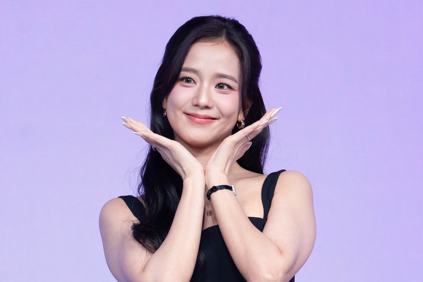 Blackpink's Jisoo of Netflix's rom-com series ″Boyfriend on Demand″ poses for photos during the show's press conference held in Jongno District, central Seoul, on Feb. 26. [DANIELA GONZALEZ PEREZ]