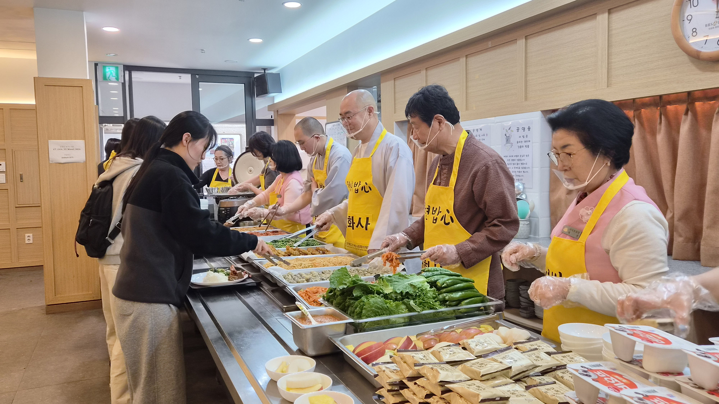 People queue for food at Yeonhwa temple in eastern Seoul on April 21. [JOONGANG ILBO]