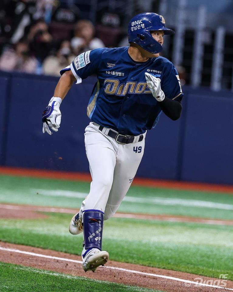 Ko Jun-hwi of the NC Dinos runs to first base after hitting a single against the Kiwoom Heroes during the club's KBO regular-season game at Gocheok Sky Dome in Seoul on April 23. [NC DINOS]
