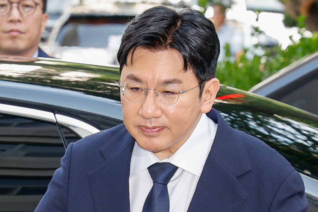 HYBE Chairman Bang Si-hyuk appears at the financial crimes investigation division of the Seoul Metropolitan Police Agency in western Seoul on Sept. 15, 2025. [NEWS1]