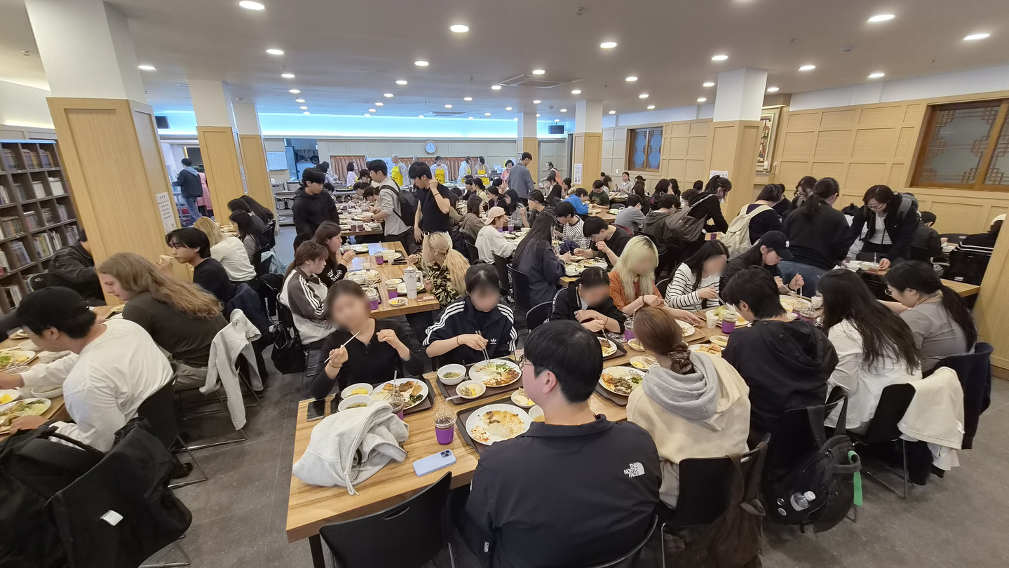 People eat free food at Yeonhwa temple in eastern Seoul on April 21. [JOONGANG ILBO]