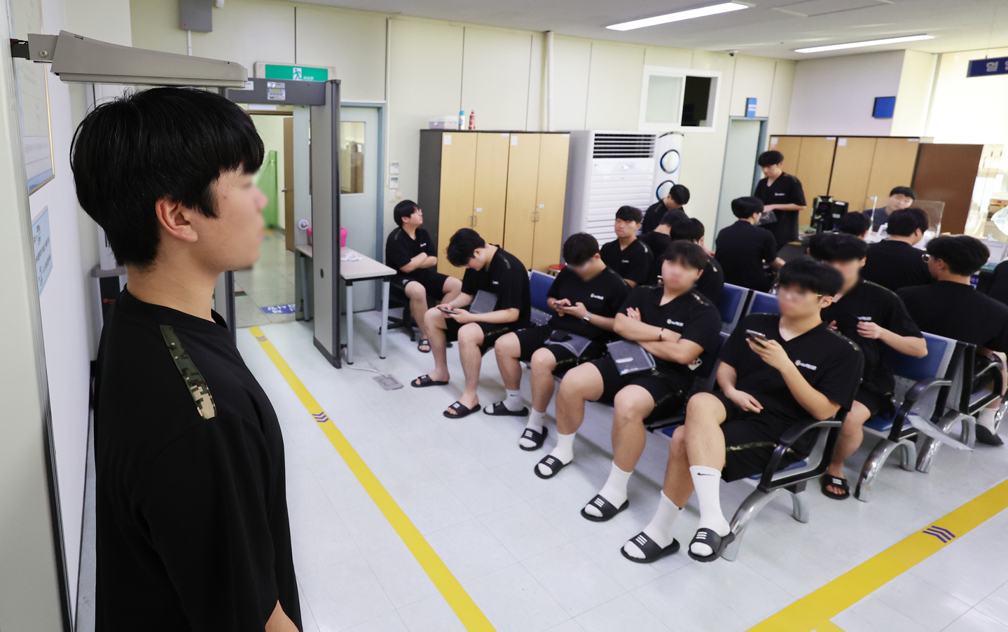 Men undergo physical examinations at the Busan Ulsan Regional Office of the Military Manpower Administration in Busan on Jan. 15. [YONHAP]