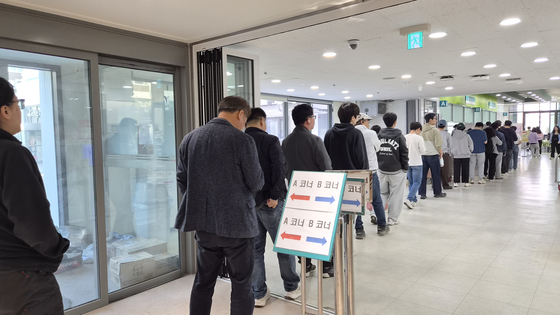 People queue for 1,000 won (68 cents) university meals in a university in Seoul. [JOONGANG ILBO]