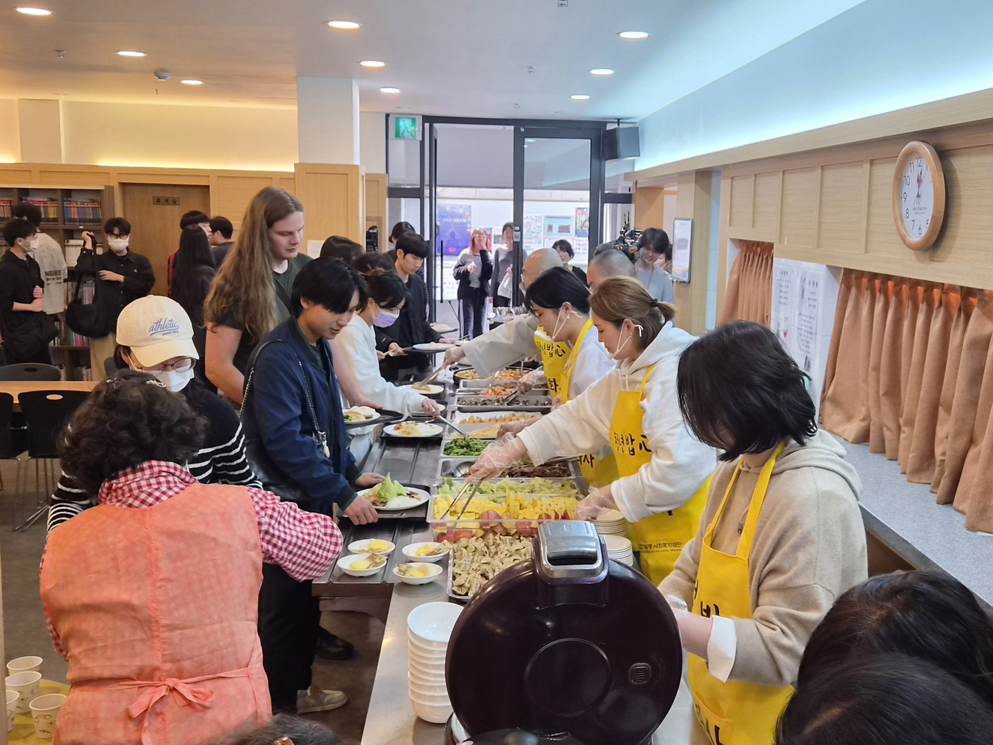People queue for food at Yeonhwa temple in eastern Seoul on April 21. [JOONGANG ILBO]