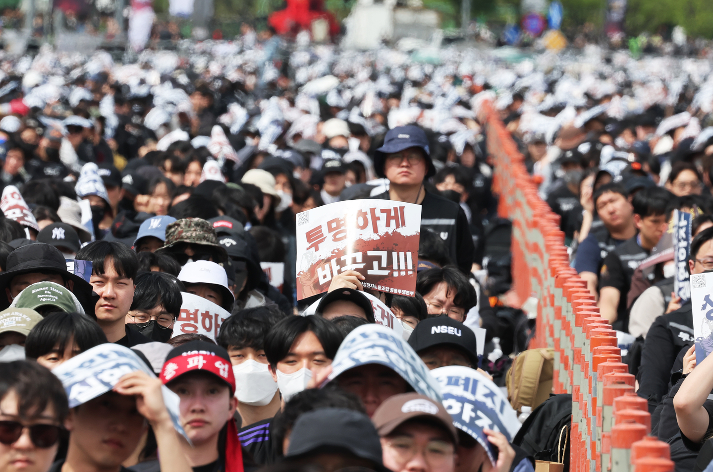 Members of Samsung Electronics-affiliated labor unions call on the company to scrap a longstanding cap on bonuses during a massive rally inside the company's campus in Pyeongtaek, Gyeonggi, on April 23. [YONHAP]