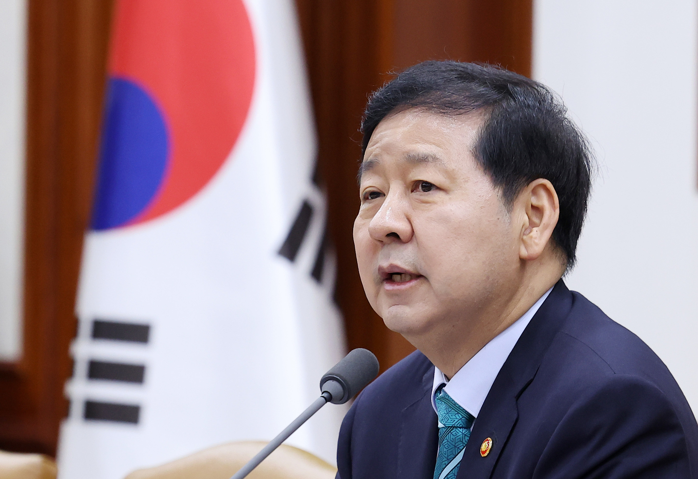 Finance Minister Koo Yun-cheol speaks during an interministerial meeting held at the central government complex in Seoul on April 23. [NEWS1]