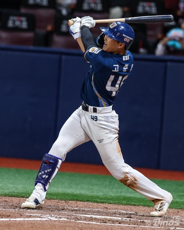 Ko Jun-hwi of the NC Dinos hits a two-run home run against the Kiwoom Heroes during the club's KBO regular-season game at Gocheok Sky Dome in Seoul on April 23. [NC DINOS]
