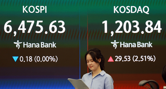 Numbers are shown on a digital board inside Hana Bank main branch in Jung District, central Seoul, on April 24. [YONHAP]
