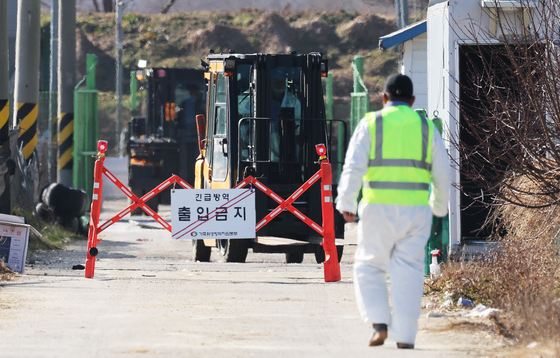 A sign notifies the public that access is restricted to a layer chicken farm in Pyeongtaek, Gyeonggi, on Feb. 26, 2025. [YONHAP]