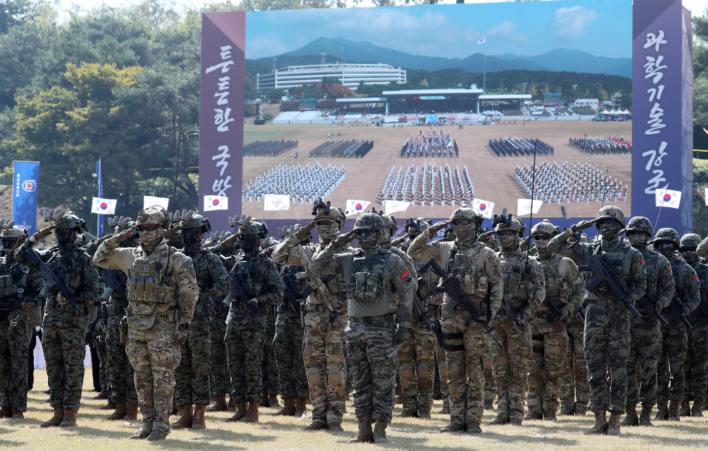 Soldiers conduct a parade during a media day event for the 74th Armed Forces Day at Gyeryongdae in Gyeryong, South Chungcheong, on Sept. 29, 2022. [NEWS1]