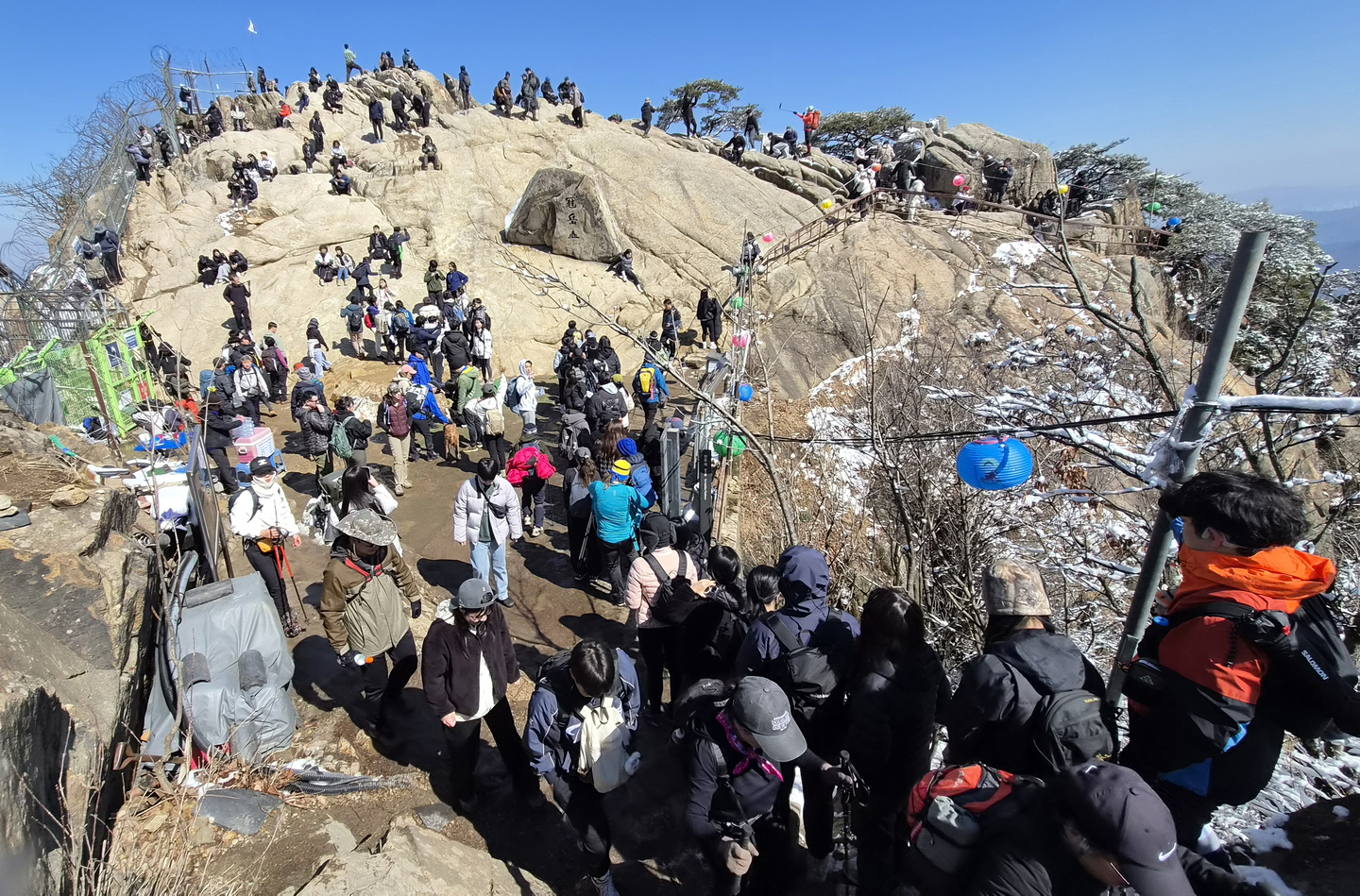 Hikers crowd the summit of Mount Gwanak on March 7. [JOONGANGILBO] 