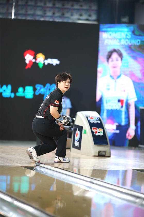 Bowler Choi Hyun-sook competes at the 9th Jeongeup Danpungmiin Cup Pro Bowling Championship held in Uijeongbu, Gyeonggi, on April 2. [KOREA PROFESSIONAL BOWLING ASSOCIATION]