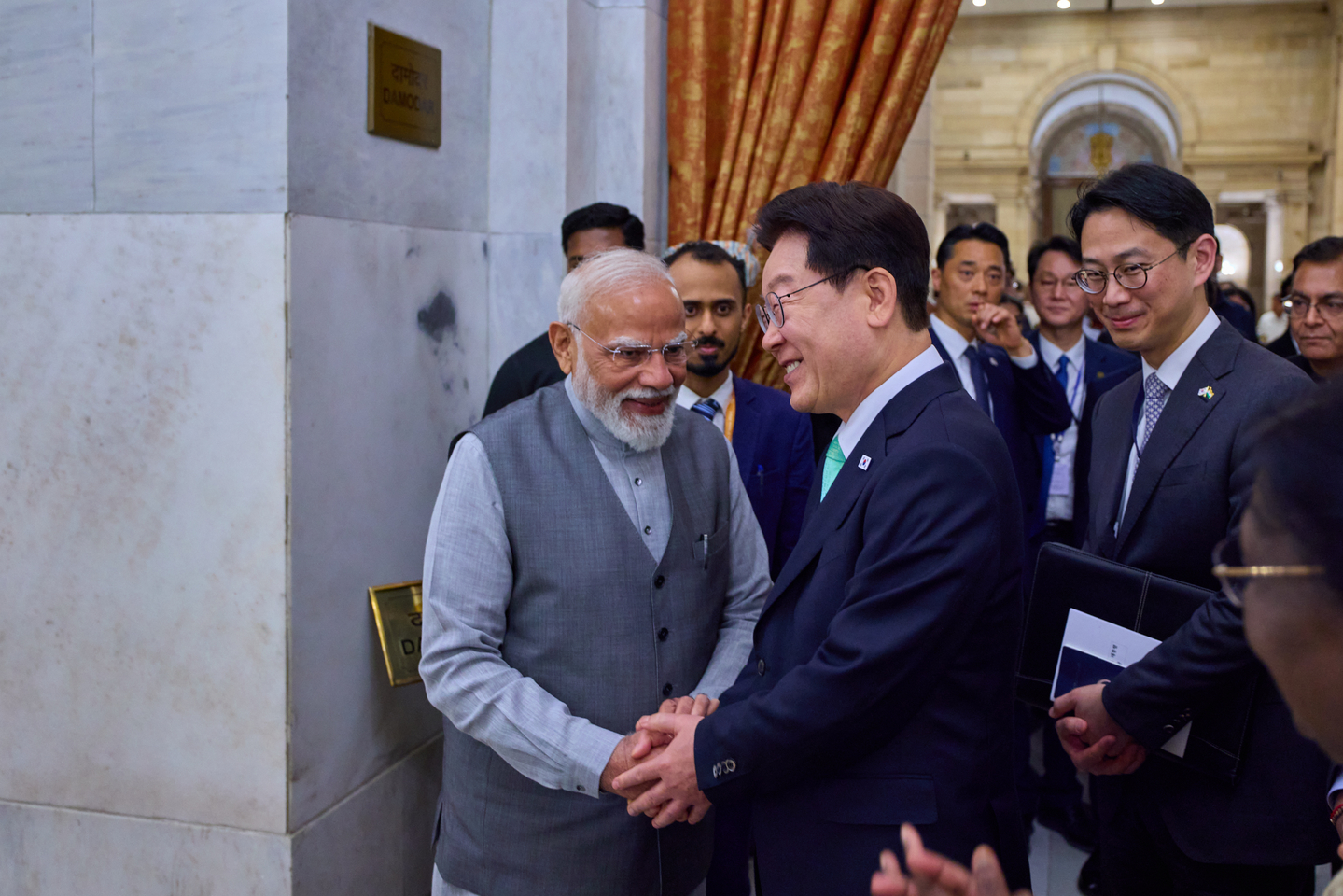 From left, Indian Prime Minister Narendra Modi and President Lee Jae Myung shakes hand during Lee's state visit to New Delhi on April 21. [NEWS1]