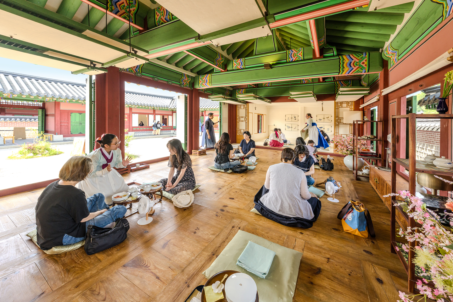 Gyeongbok Palace’s saenggwabang program, which offers visitors the opportunity to enjoy sweets and teas that were prepared for the kings and queens during the Joseon Dynasty (1392-1910). [KOREA HERITAGE AGENCY]