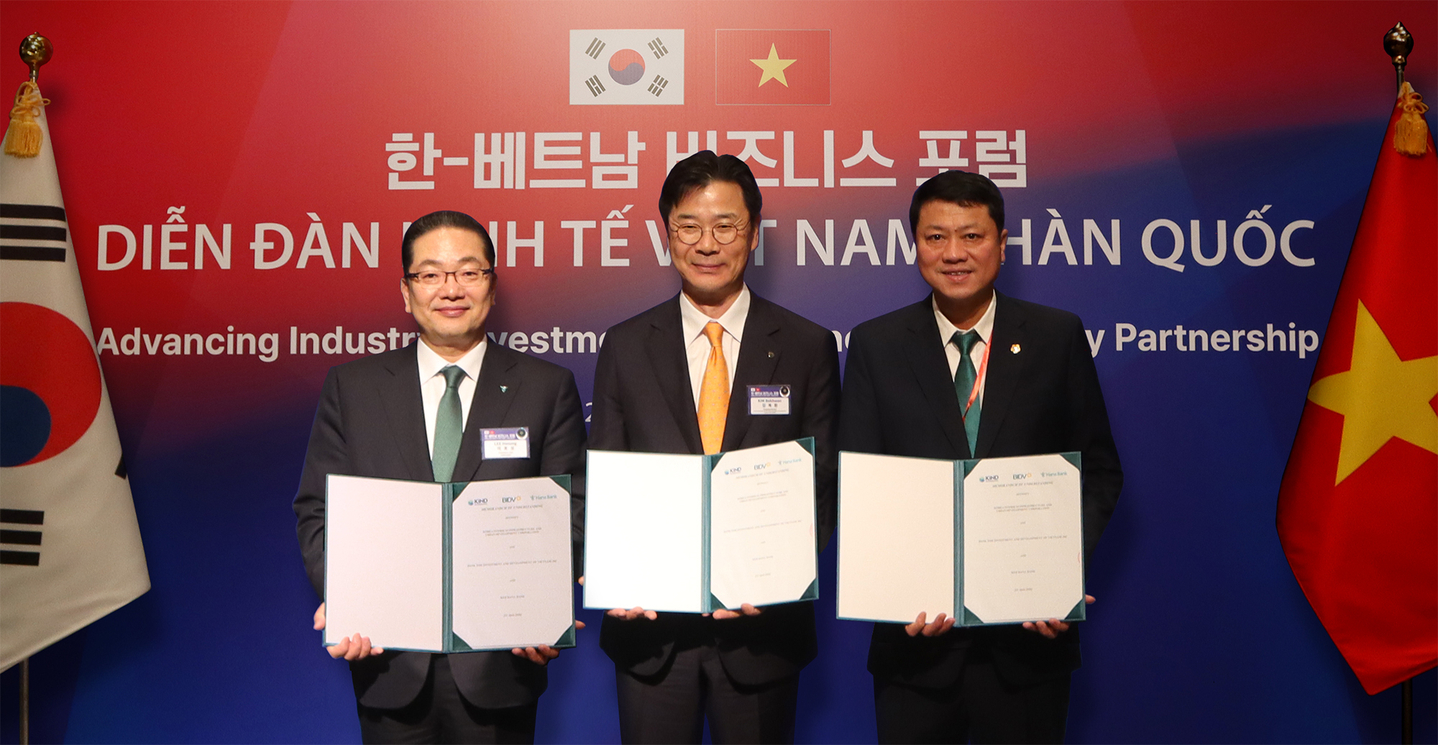 From left, CEO of Hana Bank Lee Ho-sung, CEO of the Korea Overseas Infrastructure & Urban Development Corporation Kim Bok-hwan and CEO of Bank for Investment and Development of Vietnam Le Ngoc Lam take a photo after signing a trilateral MOU at the Korea-Vietnam Business Forum in Hanoi on April 23. [HANA BANK]