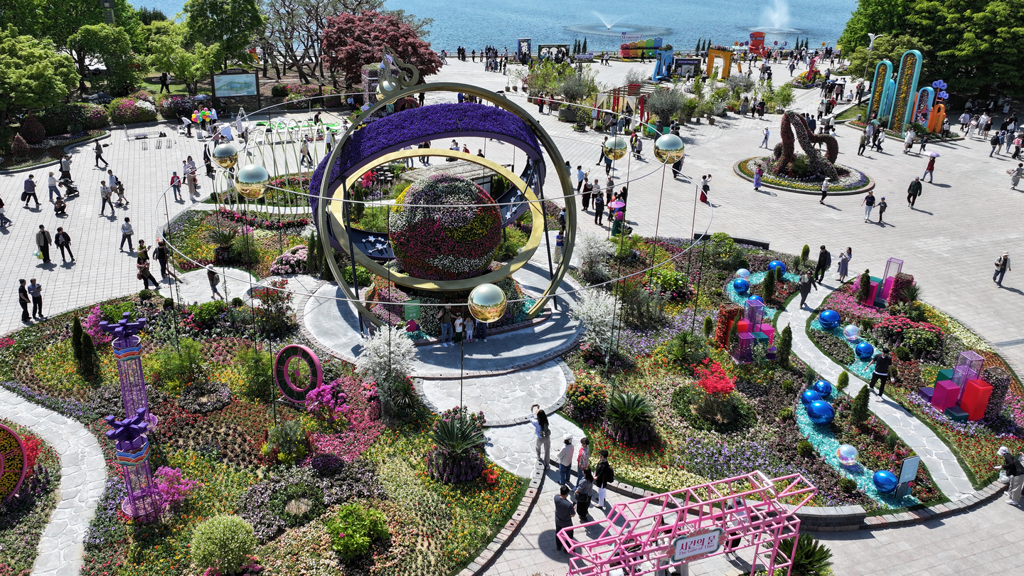 Visitors browse the floral displays at the International Horticulture Goyang Korea 2026, held at Ilsan Lake Park in Goyang, Gyeonggi, on April 26. [NEWS1] 