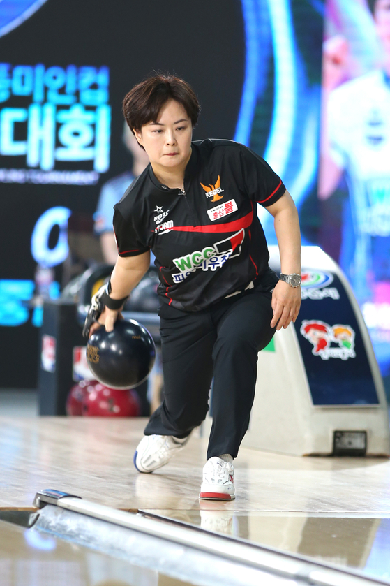 Bowler Choi Hyun-sook competes at the 9th Jeongeup Danpungmiin Cup Pro Bowling Championship held in Uijeongbu, Gyeonggi, on April 2. [KOREA PROFESSIONAL BOWLING ASSOCIATION]