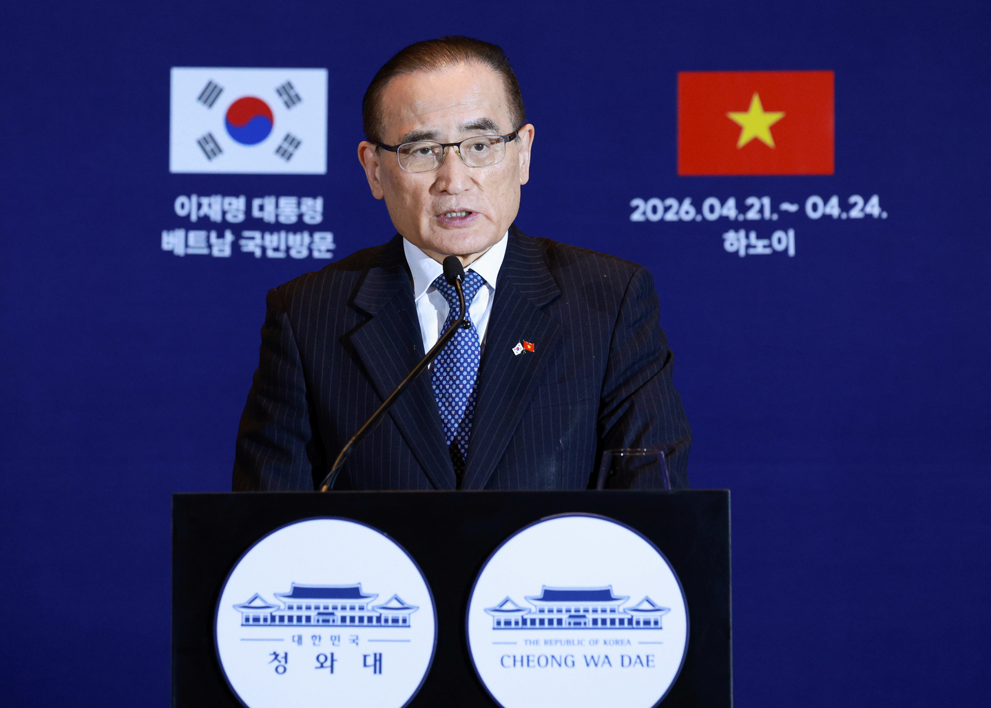 National Security Adviser Wi Sung-lac gives a press conference on the results of President Lee Jae Myung’s state visit to Vietnam at a hotel in Hanoi on April 23. [JOINT PRESS CORPS]