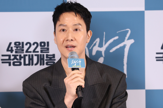 Actor Jung Woo speaks during a media screening event for his self-directed film ″Audition 109″ on April 16 in central Seoul. [YONHAP] 