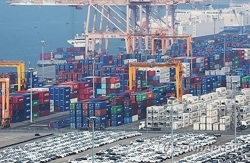 Containers are stacked at a port in the city of Pyeongtaek, Gyeonggi, in this file photo from April 1. [YONHAP]
