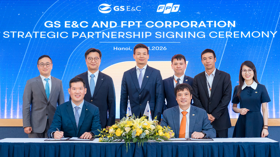 GS Engineering & Construction's CEO Huh Yoon-hong, left in first row, and FPT Corporation's CEO Nguyen Van Khoa, right in first row, pose for pictures after signing a memorandum of understanding in Hanoi, Vietnam, on April 22. [GS ENGINEERING & CONSTRUCTION]